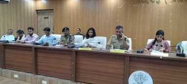 केंद्रीय चयन पर्षद (सिपाही भर्ती) द्वारा मद्य निषेध, उत्पाद एवं निबंधन विभाग में मद्य निषेध सिपाही के पदों पर नियुक्ति हेतु लिखित प्रतियोगिता परीक्षा का आयोजन दिनांक 14 जून एवं 17 जून 2026 को रोहतास जिले में किया जाएगा। परीक्षा दोनों दिनों में दो पालियों में आयोजित होगी। प्रथम पाली की परीक्षा पूर्वाह्न 10:00 बजे से अपराह्न 12:00 बजे तक तथा द्वितीय पाली की परीक्षा अपराह्न 03:00 बजे से अपराह्न 05:00 बजे तक आयोजित होगी। रोहतास जिले के सासाराम में परीक्षा के लिए कुल 18 परीक्षा केंद्र बनाए गए हैं। प्रत्येक परीक्षा दिवस पर प्रथम पाली में 9360 एवं दूसरे पाली में 9360 अभ्यर्थी परीक्षा में सम्मिलित होंगे।
परीक्षा के सफल, शांतिपूर्ण, कदाचारमुक्त एवं पारदर्शी संचालन को लेकर आज समाहरणालय रोहतास स्थित डीआरडीए सभागार में जिलाधिकारी रोहतास श्रीमती उदिता सिंह एवं पुलिस अधीक्षक रोहतास श्री रौशन कुमार द्वारा संयुक्त रूप से सभी केंद्राधीक्षकों, प्रतिनियुक्त दंडाधिकारियों एवं पुलिस पदाधिकारियों की ब्रीफिंग की गई।
ब्रीफिंग में जिलाधिकारी एवं पुलिस अधीक्षक ने सभी संबंधित पदाधिकारियों को परीक्षा केंद्रों पर समय से पूर्व उपस्थित रहने, अभ्यर्थियों की सघन एवं व्यवस्थित तलाशी (फ्रिस्किंग) सुनिश्चित करने तथा केंद्रीय चयन पर्षद द्वारा निर्गत सभी दिशा-निर्देशों का अक्षरशः अनुपालन कराने का निर्देश दिया।
परीक्षा के स्वच्छ एवं निष्पक्ष संचालन के लिए प्रत्येक परीक्षा केंद्र पर स्टैटिक दंडाधिकारी एवं पुलिस पदाधिकारी की प्रतिनियुक्ति की गई है। इसके अतिरिक्त जोनल दंडाधिकारी, जोनल पुलिस पदाधिकारी तथा उड़नदस्ता (फ्लाइंग स्क्वॉड) दंडाधिकारी एवं पुलिस पदाधिकारियों की भी प्रतिनियुक्ति की गई है। 14 जून की परीक्षा में 9 जोनल सह गश्ती दल दंडाधिकारी एवं 9 पुलिस पदाधिकारी की तैनाती की गई है। 17 जून के परीक्षा के लिए भी 9 जोनल सह गश्ती दल दंडाधिकारी एवं 9 पुलिस पदाधिकारी की तैनाती की गई है। जबकि उड़नदस्ता दल में दोनों दिन परीक्षा में 4 पदाधिकारी एवं 4 पुलिस पदाधिकारी शामिल है। सभी जोनल एवं उड़नदस्ता पदाधिकारियों को अपने-अपने क्षेत्र के परीक्षा केंद्रों का सतत भ्रमण करते हुए परीक्षा की निष्पक्षता सुनिश्चित करने का निर्देश दिया गया।
प्रत्येक परीक्षा केंद्र पर फोटोग्राफी, वीडियोग्राफी एवं अभ्यर्थियों की बायोमेट्रिक उपस्थिति की व्यवस्था की गई है। साथ ही सभी केंद्रों पर जैमर एवं पब्लिक एड्रेस सिस्टम (पी.ए.सिस्टम) की भी व्यवस्था रहेगी।
परीक्षा की निगरानी हेतु जिला नियंत्रण कक्ष स्थापित किया गया है, जिसका दूरभाष संख्या 06184-226072 / 06184-226093 है। नियंत्रण कक्ष में दंडाधिकारियों एवं पुलिस पदाधिकारियों की प्रतिनियुक्ति की गई है। नियंत्रण कक्ष प्रभारी को सभी प्रतिनियुक्त दंडाधिकारियों एवं पुलिस पदाधिकारियों की समय पर उपस्थिति सुनिश्चित करने तथा परीक्षा से संबंधित गतिविधियों की प्रभावी मॉनिटरिंग करने का निर्देश दिया गया है।
जिलाधिकारी ने सभी प्रतिनियुक्त दंडाधिकारियों एवं पुलिस पदाधिकारियों को केंद्रीय चयन पर्षद के निर्देशों का अक्षरशः पालन सुनिश्चित करते हुए परीक्षा को पूर्णतः कदाचारमुक्त एवं निष्पक्ष वातावरण में संपन्न कराने का निर्देश दिया।
बैठक में जिला शिक्षा पदाधिकारी, अनुमंडल पदाधिकारी, अनुमंडल पुलिस पदाधिकारी, नगर आयुक्त नगर निगम सासाराम एवं जिला स्तरीय पदाधिकारी मौजूद रहे।
#iprd
Information & Public Relations Department, Government of Bihar