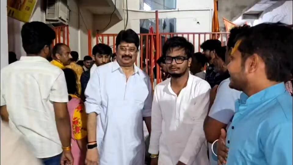 बागेश्वर धाम पहुंचे कुंडा के विधायक राजा भैया और बुंदेलखंड की राजनीति के चर्चित नेता मुन्ना राजा
#BageshwarDham #DhirendraShastri #RajaBhaiya #MunnaRaja #Bundelkhand #Chhatarpur #BageshwarDhamSarkar #SanatanDharma #TrendingNews #ViralPost #PoliticalNews #BundeliBhaukaalNews #MPNews #LatestUpdate #NewsUpdate #HinduCulture #DevotionalNews #GroundReport