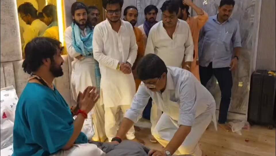 बागेश्वर धाम पहुंचे कुंडा के विधायक राजा भैया और बुंदेलखंड की राजनीति के चर्चित नेता मुन्ना राजा
छतरपुर। प्रसिद्ध धार्मिक स्थल बागेश्वर धाम में आज कुंडा के विधायक राजा भैया एवं बुंदेलखंड की राजनीति में सक्रिय नेता मुन्ना राजा ने पहुंचकर बागेश्वर धाम सरकार के दर्शन किए तथा आशीर्वाद प्राप्त किया।
इस दौरान दोनों नेताओं ने देश, प्रदेश और क्षेत्र की सुख-समृद्धि की कामना करते हुए पूजा-अर्चना की। बागेश्वर धाम में उनके आगमन को लेकर समर्थकों और श्रद्धालुओं के बीच भी खासा उत्साह देखने को मिला।
बागेश्वर धाम लगातार देशभर के श्रद्धालुओं और जनप्रतिनिधियों की आस्था का प्रमुख केंद्र बना हुआ है, जहां प्रतिदिन हजारों श्रद्धालु दर्शन और आशीर्वाद के लिए पहुंचते हैं।
#BageshwarDham #DhirendraShastri #RajaBhaiya #MunnaRaja #Bundelkhand #Chhatarpur #BageshwarDhamSarkar #SanatanDharma #TrendingNews #ViralPost #PoliticalNews #BundeliBhaukaalNews #MPNews #LatestUpdate #NewsUpdate #HinduCulture #DevotionalNews #GroundReport