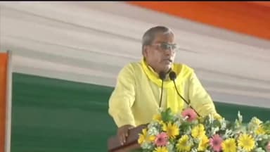 शिवपाल जी बनाते थे भर्ती की सूची— ओम प्रकाश राजभर का सपा पर बड़ा हमला
नौकरियों में होती थी सिफारिश और सौदेबाजी, अब बिना भेदभाव मिल रहा रोजगार: ओम प्रकाश राजभर
आज़मगढ़ की जनसभा में ओम प्रकाश राजभर ने भर्ती प्रक्रिया को लेकर समाजवादी पार्टी पर तीखा हमला बोला। उन्होंने दावा किया कि पहले योग्य युवाओं को दरकिनार कर सिफारिश और प्रभाव के आधार पर भर्तियां होती थीं, जबकि वर्तमान सरकार ने पारदर्शी प्रक्रिया से लाखों युवाओं को सरकारी नौकरी देने का काम किया है।
Samajwadi Party Shivpal Singh Yadav Omprakash Rajbhar
#OmPrakashRajbhar, #OPRajbhar, #UPJobs, #GovernmentJobs, #YouthEmployment, #UPPolitics,