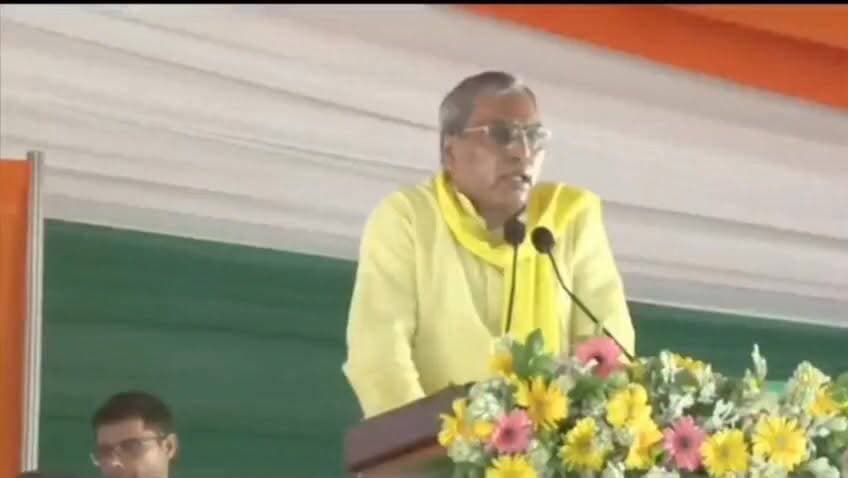 आज़मगढ़ में राजभर का बड़ा दावा, 2027 में बदलेगा सियासी समीकरण
आज़मगढ़ की जनसभा में ओम प्रकाश राजभर ने समाजवादी पार्टी पर सीधा हमला बोलते हुए कहा कि आज़मगढ़ किसी एक जाति या दल का नहीं, बल्कि सभी समाजों का है। उन्होंने जनता से विकास के नाम पर एकजुट होने की अपील की और दावा किया कि 2027 में सपा के कथित गढ़ को राजनीतिक रूप से ध्वस्त कर नया इतिहास रचा जाएगा।
#OmPrakashRajbhar, #OPRajbhar, #Azamgarh, #UPPolitics, #Mission2027, #PoliticalNews, #UPNews, #BreakingNews, #NDA, Omprakash Rajbhar