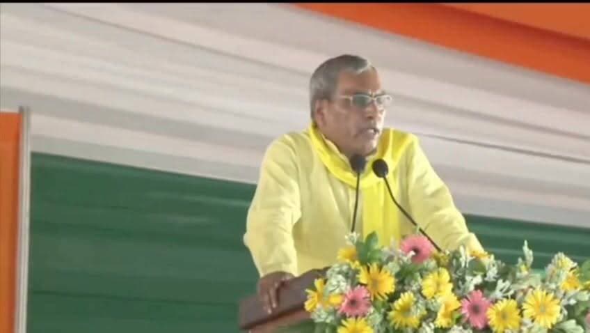 आज़मगढ़ में राजभर का बड़ा दावा, 2027 में बदलेगा सियासी समीकरण
आज़मगढ़ की जनसभा में ओम प्रकाश राजभर ने समाजवादी पार्टी पर सीधा हमला बोलते हुए कहा कि आज़मगढ़ किसी एक जाति या दल का नहीं, बल्कि सभी समाजों का है। उन्होंने जनता से विकास के नाम पर एकजुट होने की अपील की और दावा किया कि 2027 में सपा के कथित गढ़ को राजनीतिक रूप से ध्वस्त कर नया इतिहास रचा जाएगा।
#OmPrakashRajbhar, #OPRajbhar, #Azamgarh, #UPPolitics, #Mission2027, #PoliticalNews, #UPNews, #BreakingNews, #NDA, Omprakash Rajbhar