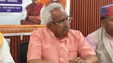 #पौड़ी : 12 करोड़ की ल्वाली झील पर सवालों से घिरे प्रभारी मंत्री #मदन_कौशिक
केंद्र सरकार की योजनाओं का बखान करने पहुंचे जनपद के प्रभारी मंत्री मदन कौशिक से जब पत्रकारों ने लगभग 12 करोड़ रुपये की लागत से बनी ल्वाली झील और उससे जुड़े कथित अनियमितताओं के मामले में पूर्व जनप्रतिनिधियों व अधिकारियों पर कार्रवाई को लेकर सवाल पूछा, तो मंत्री सीधे जवाब देने से बचते नजर आए। उन्होंने मामले में किसी पर ठोस टिप्पणी करने के बजाय जांच और प्रक्रिया का हवाला दिया।
सुनिए, पत्रकारों के सवाल पर क्या बोले प्रभारी मंत्री मदन कौशिक।
#Pauri #MadanKaushik #LwaliJheel #Uttarakhand #BJP #PauriNews