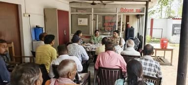*डीएम-एसपी ने थाना दिवस पर सुनी लोगों की शिकायतें*
*जनसमस्याओं के त्वरित निस्तारण के दिए निर्देश*
*रायबरेली:- 13 जून 2026*
थाना समाधान दिवस के अवसर पर जिलाधिकारी सरनीत कौर ब्रोका व पुलिस अधीक्षक रवि कुमार ने थाना मिलएरिया पहुँचकर नागरिकों की समस्याएं सुनीं।
थाना दिवस के दौरान विभिन्न प्रकरणों में भूमि विवाद, पारिवारिक, राजस्व संबंधी शिकायते व सड़क एवं सार्वजनिक सुविधाओं से जुड़ी शिकायतें प्राप्त हुईं। जिलाधिकारी एवं पुलिस अधीक्षक ने संबंधित राजस्व एवं पुलिस अधिकारियों को निर्देश दिए कि सभी शिकायतों का गंभीरता से संज्ञान लेते हुए टीम बनाकर मौके पर जाकर गुणवत्तापूर्ण और समयबद्ध निस्तारण सुनिश्चित किया जाए।
जिलाधिकारी ने अधिकारियों से कहा कि जनता की समस्याओं के समाधान में किसी प्रकार की लापरवाही बर्दाश्त नहीं की जाएगी। उन्होंने कहा कि थाना समाधान दिवस का उद्देश्य जनता को त्वरित न्याय उपलब्ध कराना है, इसलिए अधिकारी मौके पर उपस्थित होकर शिकायतों का निस्तारण प्राथमिकता से करें।
थाना दिवस में तहसीलदार आकृति श्रीवास्तव सहित पुलिस/राजस्व विभाग के कार्मिक मौजूद रहे।