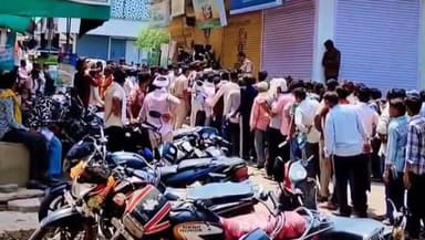 किसानों को नहीं मिल पा रही राहत, छबड़ा Sdm के निर्देश के बाद भी लाइनों में लगने को किसान मजबूर, जब निर्धारित रेंट पर खाद देने की आई बारी तो व्यापारियों ने दुकानें खोली लेट, जबकि अल सुबह से ही किसानों की दुकानों के बहार लग चुकी थी लाइन।।
#DCDM #dcdmbaran #sdmchhabra #vairalnews #treandingnews #BreakingNews #Baran #bjpbaran #cmojaipur
