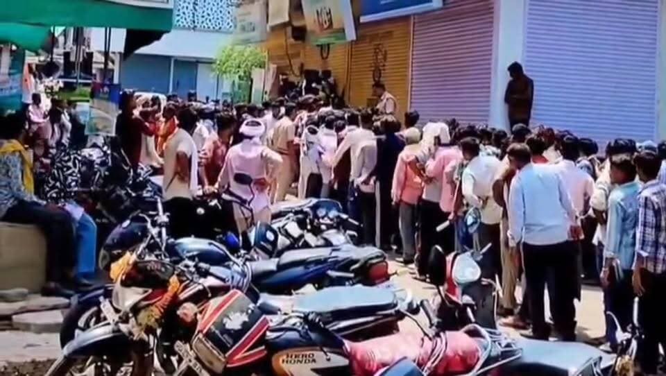 किसानों को नहीं मिल पा रही राहत, छबड़ा Sdm के निर्देश के बाद भी लाइनों में लगने को किसान मजबूर, जब निर्धारित रेंट पर खाद देने की आई बारी तो व्यापारियों ने दुकानें खोली लेट, जबकि अल सुबह से ही किसानों की दुकानों के बहार लग चुकी थी लाइन।।
#DCDM #dcdmbaran #sdmchhabra #vairalnews #treandingnews #BreakingNews #Baran #bjpbaran #cmojaipur