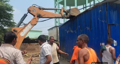 जिलाधिकारी, पटना के निदेश पर पटना के विभिन्न शहरी क्षेत्रों में नियमित तौर पर मल्टी-एजेंसी अतिक्रमण-उन्मूलन विशेष अभियान चलाया जा रहा है। इस अभियान के दौरान आज अतिक्रमणकारियों से ₹ 1,10,300/- जुर्माना वसूला गया। अधिकारियों को प्रभावी ढंग से एन्टी-इंक्रोचमेंट ड्राईव चलाने तथा आदतन अतिक्रमणकारियों को चिन्हित करते हुए उनके विरूद्ध अनिवार्य तौर पर प्राथमिकी दर्ज करने का निदेश दिया गया है।
#traffic
#Encroachment
Samrat Choudhary
Information & Public Relations Department, Government of Bihar
Ministry of Information & Broadcasting, Government of India
PIB in Bihar
Urban Development & Housing Dept, Govt. of Bihar
City of Patna - PMC
Patna Smart City Limited
Patna Police
Patna Traffic police
Home Department, Govt. of Bihar