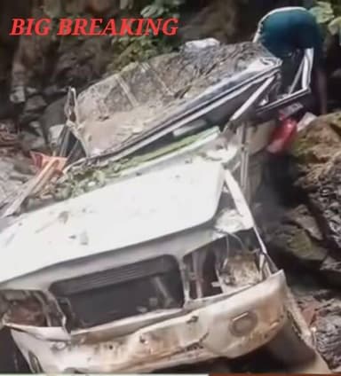 BIG BREAKING পুৱাই দেশ জোকাৰি যোৱা এক ভয়ঙ্কৰ পথ দুৰ্ঘটনা।
অৰুণাচলৰ চেপাত সংঘটিত হৈছে এই ভয়ংকৰ দুৰ্ঘটনা।
থিতাতে নিহত লখিমপুৰৰ নাওবৈচাৰ চাৰিজন ব্যৱসায়ী, গুৰুতৰভাৱে আহত এজন।
পুৱতি নিশা লখিমপুৰৰ ভৰলুৱাৰ পৰা চেপা বজাৰ অভিমূখে যাত্ৰা কৰিছিল ব্যৱসায়ীৰ দলটোৱে।
চেপা অভিমুখে গৈ থকা অৱস্থাত চেপা ভিউপইণ্টত দুৰ্ঘটনাত পতিত হয় ব্যৱসায়ীৰ বলেৰ' বাহনখন।
বৰ্ত্তমান লৈকে চিনাক্ত হোৱা নাই লোক কেইজন।
#public #friends #highlights #news #viral #reels #everyone #facebook #Arunachal #itanagar