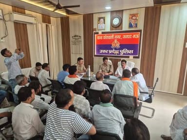 आगामी त्यौहार मुहर्रम के दृष्टिगत आज दिनांक 13.06.2026 को जनपद मऊ के थाना कोतवाली नगर परिसर में सिटी मजिस्ट्रेट, क्षेत्राधिकारी नगर एवं प्रभारी निरीक्षक कोतवाली नगर द्वारा पीस कमेटी की बैठक आयोजित की गई।
बैठक में नगर क्षेत्र के सम्भ्रन्त व्यक्तियों , ताजियादारों एवं विभिन्न समुदायों के प्रतिनिधियों ने प्रतिभाग किया। अधिकारियों द्वारा उपस्थित लोगों से मुहर्रम पर्व को शांतिपूर्ण, सौहार्दपूर्ण एवं आपसी भाईचारे के साथ मनाने की अपील की गई।
बैठक के दौरान कानून-व्यवस्था, सुरक्षा व्यवस्था, यातायात प्रबंधन, साफ-सफाई तथा अन्य आवश्यक व्यवस्थाओं के संबंध में विस्तृत चर्चा की गई। उपस्थित लोगों से उनकी समस्याओं एवं सुझावों को सुना गया तथा संबंधित अधिकारियों को आवश्यक दिशा-निर्देश दिए गए।
सिटी मजिस्ट्रेट एवं क्षेत्राधिकारी नगर ने कहा कि जनपद में शांति एवं सौहार्द बनाए रखना सभी की सामूहिक जिम्मेदारी है। किसी भी प्रकार की अफवाह पर ध्यान न देने तथा किसी भी संदिग्ध गतिविधि की सूचना तत्काल पुलिस प्रशासन को देने की अपील की गई।
प्रभारी निरीक्षक कोतवाली नगर ने सभी से प्रशासन का सहयोग करने तथा त्योहार को शांतिपूर्ण वातावरण में संपन्न कराने में अपनी सक्रिय भूमिका निभाने का अनुरोध किया।