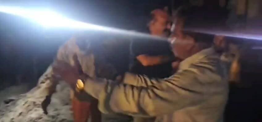 *बारिश से पहले पुलिया निर्माण पूरा करने की चेतावनी, रात में निरीक्षण करने पहुंचे विधायक रोमी साहनी*
*अधिकारियों को लगाई फटकार; कहा, 30 जून तक हर हाल में पूरा हो काम*
पलिया-भीरा रोड पर शारदा नदी और अतरिया रेलवे क्रॉसिंग के बीच निर्माणाधीन पुलिया का देर रात निरीक्षण करने पहुंचे विधायक रोमी साहनी। कार्य की धीमी प्रगति पर नाराजगी जताते हुए संबंधित अधिकारियों को निर्देश दिए कि बारिश से पहले 30 जून तक हर हाल में पुलिया निर्माण कार्य पूर्ण किया जाए।
विधायक ने कहा कि दिन-रात काम होना चाहिए, *मैं स्वयं प्रतिदिन मौके पर पहुंचकर निर्माण कार्य का निरीक्षण करूंगा।* #जनगणना_2027 #followersreelsfypシ゚viralシfypシ゚viralシalシ #हाइलाइट्स
