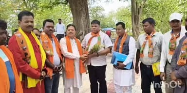एसआईआर को लेकर शनिवार को लगभग 1 बजे मनोहरपुर विधानसभा क्षेत्र के सोनुआ में भाजपा द्वारा विशेष कार्यशाला आयोजित किया गया, जिसमें क्षेत्र के बूथ लेवल एजेंट-2 को मतदाता सूची के सत्यापन के बारे में जानकारी दिया गया। मौके पर भाजपा प्रदेश कार्यसमिति सदस्य बबन गुप्ता और जिलाध्यक्ष गुरुचरण नायक ने बूथ लेवल एजेंट और कार्यकर्ताओं को संबोधित करते हुए मतदाता सूची को पूरी तरह त्रुटिहीन और अपडेटेड बनाने के लिए कार्यकर्ताओं से बूथ स्तर पर रहकर काम करने का आह्वान किया। बताया गया कि वर्ष 2003 और 2026 के मतदाता सूची के आंकड़ों और बूथ मैपिंग का मिलान किस तरह किया जाना है। कार्यकर्ताओं को इसके तकनीकी पहलुओं की विस्तृत जानकारी दी गई। मौके पर 'एक पेड़ मां के नाम' अभियान के तहत पौधरोपण भी किया गया और पर्यावरण संरक्षण का शपथ लिया गया। मौके पर जिला अध्यक्ष गुरुचरण नायक, जिला कार्यालय मंत्री कृतिवास प्रधान, जिला उपाध्यक्ष अमरेश प्रधान, जिला उपाध्यक्ष रविन्द्र नाथ गुप्ता (ननका गुप्ता), जिला महामंत्री तीर्थ जामुदा, जिला मीडिया प्रभारी केदारनाथ नायक, गोइलकेरा प्रखंड अध्यक्ष हरिचरण बेहंदा, राजेश प्रधान, गणेश बंदिया, अर्जुन महापात्र, त्रिभुवन महतो, राय पूर्ति, अन्य भारतीय जनता पार्टी कार्यकर्ता उपस्थित थे।