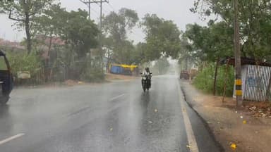 बिहार में समय से तीन दिन पूर्व मानसून की एंट्री हो गई है। इसी बीच रोहतास जिले के कई इलाकों में तेज हवा के साथ बारिश हो रही है। सासाराम-नोखा रोड पर तेज हवा से पेड़ की भारी टहनी अचानक टूटकर गिर गया।
#rohtasdistrict