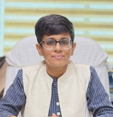 काली सूची में ठेकेदार, खराब गुणवत्ता पर पाथवे भी उखाड़ा
-------------------------
--एसीईओ ने किया निरीक्षण, खामी मिलने पर कड़ी कार्रवाई
--वरिष्ठ प्रबंधक से उद्यान विभाग का कार्य हटाया
-----------------------
ग्रेटर नोएडा। ग्रेनो वेस्ट स्थित सेक्टर- 3 में उद्यानिकी कार्यों में लापरवाही बरतने और खराब गुणवत्ता का पाथवे बनाने पर ग्रेटर नोएडा प्राधिकरण की एसीईओ श्रीलक्ष्मी वीएस ने उद्यान ठेकेदार को काली सूची में डालने के निर्देश दिए हैं। 10 दिन पूर्व बने पाथवे को उखाड़ दिया गया। पाथवे को दोबारा से बनाने को कहा है। इसके अतिरिक्त प्राधिकरण के वरिष्ठ प्रबंधक से उद्यान विभाग का कार्य हटा लिया गया है।
दरअसल, सेक्टर 3 के निवासियों की शिकायत पर शनिवार को एसीईओ श्रीलक्ष्मी वीएस ने सेक्टर 3 के ए ब्लॉक का निरीक्षण किया। इस दौरान पार्क में घास बढ़ी हुई दिखी। आंधी व बारिश के चलते पेड़ों की टूटी शाखाओं को नहीं उठाया गया। झूले भी टूटे मिले। पार्क में 10 दिन पूर्व पाथवे का निर्माण कराया गया था, जिसके शोल्डर को परीक्षण करते ही टूट गया। इससे प्रतीत होता है कि पाथवे के निर्माण में खराब सामग्री का प्रयोग किया गया। पेड़ों के चारों ओर गुड़ाई नहीं की गई। पौधों में पानी व खाद नहीं डाला गया। पेड़ों की छंटाई काफी समय से न करने से स्ट्रीट लाइट व पार्क लाइट भी ढक गई थी। सेक्टर के पार्कों के रखरखाव में लापरवाही सामने आने पर एसीईओ ने मैसर्स अतर सिंह को ब्लैक लिस्ट करते हुए ईएमडी जब्त करने के निर्देश दिए । साथ ही मैसर्स एस.आर. एसोसिएट्स को पाथवे उखड़वाकर दोबारा निर्माण कराने के निर्देश दिए गए। एसीईओ ने पाथवे की निगरानी के लिए उप महाप्रबंधक को निर्देश दिया है और उद्यानिक कार्य सहायक निदेशक ज्ञानेंद्र यादव की देखरेख में 2 दिन में कराने को कहा है। वहीं उद्यानिक कार्यो में लापरवाही के चलते वरिष्ठ प्रबंधक उद्यान रामकुमार को चार्ज से अवमुक्त कर दिया है। एसीईओ ने ठेकेदारों को चेतावनी दी है कि किसी भी विकास कार्य की गुणवत्ता में खामी पाई गई तो उनके खिलाफ कठोर कार्रवाई की जाएगी। उन्होंने विभागीय अधिकारियों-कर्मचारियों को भी चेताया कि विकास कार्यों की गुणवत्ता पर नजर रखें। गुणवत्ता में कमी मिलने उनके खिलाफ भी कड़ी कार्रवाई की जाएगी। विकास कार्यों की गुणवत्ता में कमी बर्दाश्त नहीं की जाएगी।