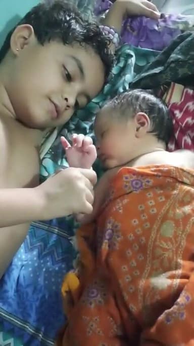ମାଆ ଛେଉଣ୍ଡ ଶିଶୁ ଦୁଇଟି ଏବେ ବି ଚାହିଁ ରହିଛନ୍ତି ମାଆ ର ଫେରିଵା ବାଟକୁ
ଜଣେ ଡାକ୍ତରଙ୍କ ଭୁଲ ନିଷ୍ପତ୍ତି ଯୋଗୁଁ ମାଁ କୁ ହରେଇ ଥିବା ଦୁଇ କୋମଲ ଶିଶୁ ଭାଇ ଭଉଣୀଙ୍କୁ ଆପଣ ଆଶୀର୍ବାଦ କରନ୍ତୁ