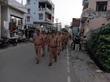 #budaunpolice
क्षेत्राधिकारी सहसवान द्वारा थाना सहसवान क्षेत्रान्तर्गत कानून एवं सुरक्षा व्यवस्था को प्रभावी तथा सुदृढ़ बनाए रखने हेतु मिश्रित आबादी, संवेदनशील क्षेत्रों, चौराहों, बाजारों एवं भीड़भाड़ वाले स्थानों पर किया गया पैदल गस्त ! #uppolice https://t.co/RmEV8NwSXf