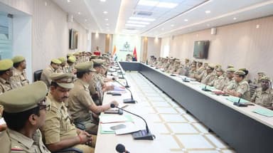 आज दिनांक 13.06.2026 को पुलिस अधीक्षक फतेहगढ़ द्वारा पुलिस लाइन सभागार में #सैनिक_सम्मलेन व #अपराध_गोष्ठी का आयोजन किया गया जिसमे सभी थाना प्रभारियो से अपराध की समीक्षा कर सम्बन्धित को आवश्यक दिशा निर्देश दिये गये। @Uppolice #fatehgarhpolice https://t.co/cpZt8WMyGj