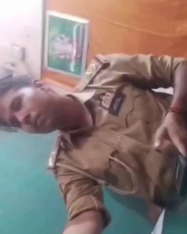 #प्रयागराज-थाना मुट्ठी गंज अंतर्गत गऊघाट चौकी इंचार्ज की तानाशाही,व्यक्ति के कुर्सी पर बैठने को लेकर चौकी इंचार्ज साहब ने सुनाई खरी-खोटी। व्यक्ति द्वारा वीडियो बनाने पर मोबाइल छीनने और अभद्रता करने का लगा आरोप। @Uppolice @dgpup @igrangealld @prayagraj_pol https://t.co/jsl16ekFk3