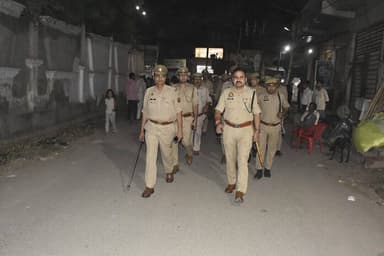 आगामी त्यौहार मोहर्रम व कानून व्यवस्था के दृष्टिगत #SPCITY_MRT द्वारा नगर क्षेत्र में पैदल गस्त की गयी तथा ताजियों की रूट व्यवस्था का जायजा कर संदिग्ध वाहन/व्यक्तियों की चैकिंग की गई तथा संबंधित को आवश्यक दिशा-निर्देश दिये गये। #MeerutPolice #UPPolice https://t.co/OCRzPq9ceQ