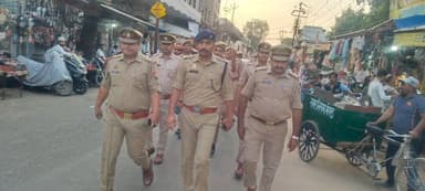 आगामी त्यौहार मोहर्रम के दृष्टिगत क्षेत्राधिकारी कोतवाली द्वारा थाना देहली गेट क्षेत्रान्तर्गत पैदल गस्त की गयी एवं ताजियों की रूट व्यवस्था का निरीक्षण कर संबंधित को आवश्यक दिशा-निर्देश दिये गये। #MeerutPolice #UPPolice https://t.co/CwqQ8NIP71