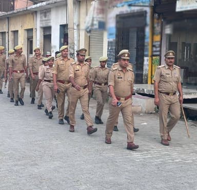#SSP @moradabadpolice @satpal_IPS के निर्देशन में जनपदीय पुलिस द्वारा अपराध नियंत्रण, कानून एवं शान्ति व्यवस्था तथा जनमानस में सुरक्षा की भावना जागृत करने के दृष्टिगत गली, मोहल्ला, बाजार व अन्य महत्वपूर्ण स्थानों पर संदिग्ध व्यक्तियों/वाहनों की प्रभावी चेकिंग व पैदल गश्त की गई। https://t.co/jSr3PKbJdO