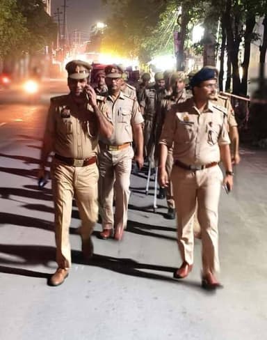 #SSP @moradabadpolice @satpal_IPS के निर्देशानुसार क्षेत्राधिकारी कटघर द्वारा पुलिस बल के साथ, आगामी त्यौहार, कानून एवं शान्ति व्यवस्था के दृष्टिगत थाना कटघर क्षेत्रान्तर्गत महत्वपूर्ण स्थानों पर पैदल गश्त की गई तथा सम्बन्धित को आवश्यक दिशा-निर्देश दिए गए।
#UPPolice https://t.co/RRGZOCcqwG