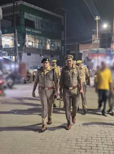 #SSP @moradabadpolice @satpal_IPS के निर्देशानुसार, #ASP/क्षेत्राधिकारी सिविल लाईन्स,मुरादाबाद द्वारा पुलिस बल के साथ, आगामी त्यौहार,कानून एवं शान्ति व्यवस्था के दृष्टिगत थाना मझोला क्षेत्रान्तर्गत महत्वपूर्ण स्थानों पर पैदल गश्त की गई तथा सम्बन्धित को आवश्यक दिशा-निर्देश दिए गए। https://t.co/dUjuz2QJuC