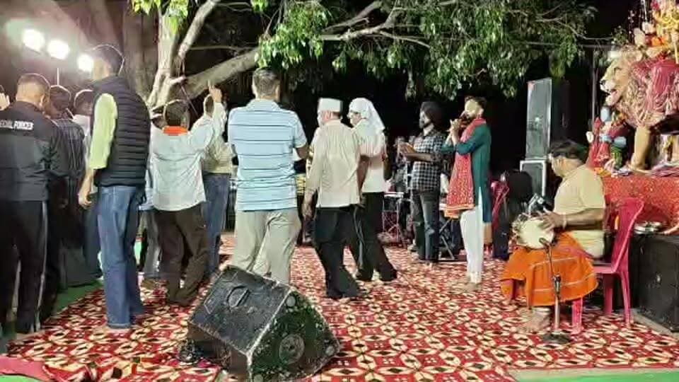 कांगड़ा : #live त्यारा और सलोल की पहाड़ियों में गूंजा मां काथला भगवती जागरण, पूरे कांगड़ा में रही चर्चा |
Kangra Express
*कांगड़ा जिला के त्यारा और सलोल क्षेत्र की खूबसूरत पहाड़ियों में स्थित मां काथला भगवती के भव्य जागरण ने शनिवार, 13 जून 2026 को श्रद्धा और भक्ति का अद्भुत माहौल बना दिया। जागरण में हजारों श्रद्धालुओं ने पहुंचकर मां भगवती का आशीर्वाद प्राप्त किया और पूरी रात भजन-कीर्तन के साथ मां का गुणगान किया।
*इस विशाल धार्मिक आयोजन में स्थानीय लोगों के साथ-साथ कांगड़ा जिले के विभिन्न क्षेत्रों से भी श्रद्धालु पहुंचे। जागरण के दौरान प्रसिद्ध भजन गायकों ने माता के दरबार में एक से बढ़कर एक भेंटें प्रस्तुत कर श्रद्धालुओं को मंत्रमुग्ध कर दिया।
#kangraexpress #kathlamata #tiara #kangra #NewsUpdate #himachalpradesh #newsfeed #jagran #jaimatadi #facebookviral #viralnews #HimachalNews #livestreaming #newstoday