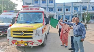 शल्य क्रिया हेतु मुख्यमंत्री बाल ह्रदय योजना का 100 वा बैच रवाना
बिहार सरकार की महत्वपूर्ण जीवनदायनी योजना मुख्यमंत्री बाल ह्रदय योजना के अंतर्गत आज बाल ह्रदय रोगियों का 100 वा बैच, बिहार सरकार द्वारा निशुल्क शल्य क्रिया हेतु श्री सत्य साईं अस्पताल, अहमदाबाद रवाना किआ जा रहा है।
इस 100 वे बैच में जाने वाले पूर्वी चम्पारण से दो बाल ह्रदय रोगिओ, शिवानी कुमारी ( रक्सौल ), शुभम पाल ( kesaria) को उनके परिजनों के साथ सिविल सर्जन डॉ दिलीप कुमार ने आज सुबह 7 बजे, हरी झंडी दिखाकर, एम्बुलेंस द्वारा राज्य स्वास्थ्य समिति बिहार पटना रवाना किआ, इन बाल ह्रदय रोगिओ के साथ एक चिकित्सक डॉ सरताज आलम, चिकित्सा पदाधिकारी, अरेराज को भी रवाना किआ गया।
सिविल सर्जन डॉ दिलीप कुमार ने बताया की मुख्यमंत्री बाल ह्रदय योजना के तहत पूर्वीचम्पारण से अब तक 172 बाल ह्रदय रोगिओ की सफलतापूर्वक सर्जरी कराई जा चुकी है।
आर बी एस के डी सी डॉ शशि मिश्रा ने बताया की राज्य स्वास्थ्य समिति बिहार पटना से, माननीय स्वास्थ्य मंत्री श्री निशांत कुमार द्वारा हरी झंडी दिखाकर 100 वे बैच में जा रहे बिहार के 32 बाल ह्रदय रोगिओ को पटना एयरपोर्ट हेतु रवाना किआ जायेगा, तत्पश्चात हवाई जहाज द्वारा बिहार सरकार इन बाल ह्रदय रोगिओ को इनके परिजनों के साथ अपने खर्चे पर श्री सत्य साईं अस्पताल अहमदाबाद भेजेगी, जहां इनकी सर्जरी, रहने, खाने का खर्चा बिहार सरकार वहन करेगी।
मौके पर सिविल सर्जन डॉ दिलीप कुमार, आर बी एस के डी सी डॉ शशि मिश्रा, चिकित्सा पदाधिकारी अरेराज डॉ सरताज आलम, प्रमोद कुमार, जौवाद हुसैन मौजूद थे।
Information & Public Relations Department, Government of Bihar Bihar Health Department