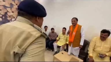 पूर्व मुख्यमंत्री रमेश पोखरियाल 'निशंक' का दिखा सख्त और बेबाक अंदाज।
उन्होंने दो टूक कहा कि पार्टी शासन में गुंडागर्दी और कानून तोड़ने वालों को किसी भी कीमत पर संरक्षण नहीं मिलेगा।
निशंक के इस बयान के बाद राजनीतिक गलियारों से लेकर सोशल मीडिया तक चर्चा तेज हो गई है।
#RameshPokhriyalNishank #BJP #Uttarakhand #ViralVideo #PoliticalNews BreakingNews