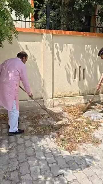 भरखनी ब्लॉक मुख्यालय परिसर में सांसद जयप्रकाश रावत ने किया वृक्षारोपण, स्वच्छता का दिया संदेश