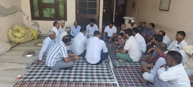 इंद्री हलके के विधायक एवं हरियाणा सरकार के चीफ व्हिप आदरणीय श्री राम कुमार कश्यप जी ने ग्राम छपरियों पहुँचकर शोक संतप्त परिवार से मुलाकात कर अपनी गहरी संवेदनाएँ व्यक्त कीं।
हाल ही में ग्राम छपरियों में हुई अत्यंत दुःखद घटना, जिसमें श्री संकेतन दहिया जी के आकस्मिक निधन के बाद उनके पिता श्री धर्म सिंह जी का भी सदमे के कारण निधन हो गया, ने पूरे क्षेत्र को स्तब्ध और भावुक कर दिया है।
विधायक श्री राम कुमार कश्यप जी ने परिवारजनों को ढांढस बंधाते हुए कहा कि एक ही परिवार के दो सदस्यों का इस प्रकार अल्प समय में बिछड़ जाना अत्यंत पीड़ादायक एवं अपूरणीय क्षति है। इस दुःख की घड़ी में पूरा समाज और क्षेत्र परिवार के साथ खड़ा है।
उन्होंने दिवंगत आत्माओं को श्रद्धांजलि अर्पित करते हुए ईश्वर से प्रार्थना की कि वे दोनों पुण्यात्माओं को अपने श्रीचरणों में स्थान दें तथा शोकाकुल परिवार को इस असहनीय दुःख को सहन करने की शक्ति प्रदान करें।
ॐ शांति। 🙏
#HVN24 Ram Kumar Kashyap - MLA Indri