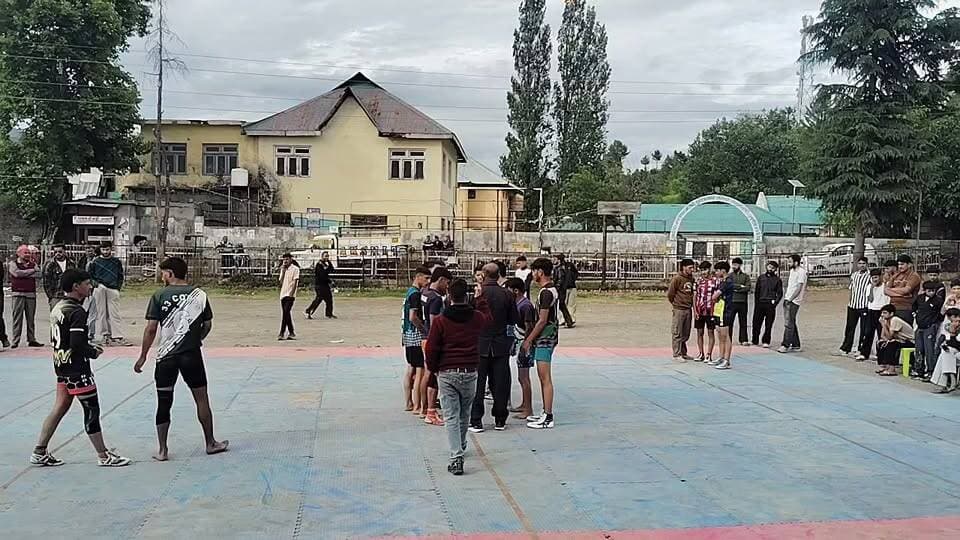 सलूणी: Live लक्ष्या अकैडमी द्वारा आयोजित तीन दिवसीय खेलकूद एवं टूर्नामेंट के दूसरे दिन कबड्डी प्रतियोगिता का रोमांचक आगाज़ हुआ।
Lakshya academy versus K7
प्रतियोगिता के पहले मुकाबले में खिलाड़ियों ने शानदार प्रदर्शन करते हुए खेल भावना और दमदार खेल का परिचय दिया। दर्शकों ने भी खिलाड़ियों का उत्साहवर्धन कर मुकाबले का भरपूर आनंद लिया।
#लक्ष्या_अकैडमी #कबड्डी_टूर्नामेंट #सलूणी #खेलकूद #Kabaddi #SportsNews #Salooni #ChambaNews #HimachalPradesh