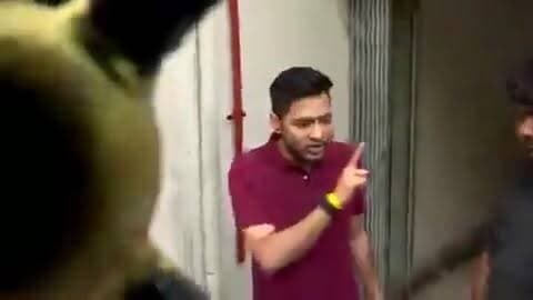 🚨 कोलकाता की राजनीति में हलचल तेज!
रिपोर्ट्स के अनुसार, कल देर रात अभिषेक बनर्जी से जुड़े एक मामले को लेकर प्रवर्तन निदेशालय (ED) की कार्रवाई चर्चा का विषय बनी रही। इसके बाद राजनीतिक गलियारों में आरोप-प्रत्यारोप का दौर भी शुरू हो गया।
सोशल मीडिया पर समर्थक इसे "कर्म का चक्र" और "न्याय की प्रक्रिया" बता रहे हैं, जबकि विपक्षी दल केंद्रीय एजेंसियों की कार्रवाई पर सवाल उठा रहे हैं।
पश्चिम बंगाल की राजनीति में यह घटनाक्रम आने वाले दिनों में और अधिक चर्चा का विषय बन सकता है। 🔥
कानून अपना काम करे और सच सामने आए — यही लोकतंत्र की सबसे बड़ी ताकत है।
#WestBengal #AbhishekBanerjee #ED #Kolkata #Politics #BreakingNews #IndiaNews #TrendingNews #PoliticalNews #CurrentAffairs
