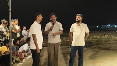 सिसैया/कुंवरपुर का 28 मई से जो क्रिकेट टूर्नामेंट शुरू हुआ वो आज पंहुचा फाइनल मे, दोनों टीमों के कप्तान आपने सामने....
मुख्य अथिति के रूप मे पहुंचे मंत्री सौरभ बहुगुणा ने लगभग तीन ओवर खेल कर बढ़ाया मैच का रोमांच, युवाओं को दी नशे से दूर रहने की हिदायत, देखिये पूरी खबर...
#sourabhbahuguna #उत्तराखंड #kichha #UttrakhandGovt #puskarsinghdhami