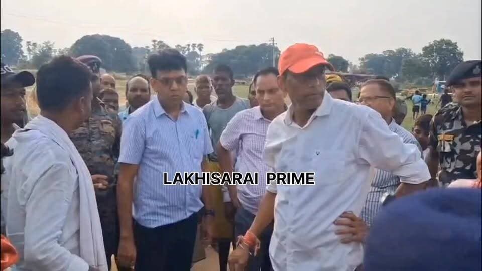 पीरी बाजार थाना क्षेत्र का तुमनी गांव, जहां कभी गरजती थी नक्सलियों की बंदूके जिला पदाधिकारी ने यहां क्रिकेट खेलकर सरकार के प्रति विश्वास एवं विकास का दिया संदेश #bihar #lakhisarai #surajgarha #admission