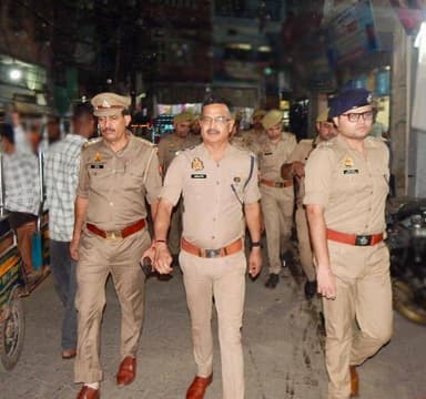 पुलिस अधीक्षक नगर @moradabadpolice द्वारा सहायक पुलिस अधीक्षक/क्षेत्राधिकारी सिविल लाइंस के साथ थाना मझोला, चौकी जयन्तीपुर क्षेत्र में पैदल गश्त (Foot Patrolling) की गई। इस दौरान अतिक्रमण के विरुद्ध आमजन को यातायात एवं कानून व्यवस्था बनाए रखने हेतु जागरूक किया गया। (1/2) https://t.co/5oVs4SoHDa