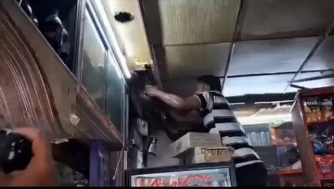 मेरठ में दुकान के अंदर निकला 7 फीट लंबा अजगर, मचा हड़कंप
मेरठ के आरजी कॉलेज के पास शिव चौक स्थित एक कन्फेक्शनरी की दुकान में उस समय अफरा-तफरी मच गई, जब अचानक करीब 7 फीट लंबा विशाल अजगर घुस आया। अजगर को देखते ही दुकान में मौजूद कर्मचारियों और ग्राहकों में भगदड़ मच गई और लोग जान बचाकर बाहर निकल आए।
घटना की सूचना मिलते ही आसपास के लोगों की भारी भीड़ मौके पर जमा हो गई। काफी देर तक इलाके में दहशत और अफरा-तफरी का माहौल बना रहा। सूचना मिलने पर वन विभाग की टीम मौके पर पहुंची और अजगर को सुरक्षित पकड़ने की कार्रवाई शुरू की।
गनीमत रही कि इस घटना में कोई जनहानि नहीं हुई। समय रहते लोगों को सुरक्षित बाहर निकाल लिया गया, जिससे बड़ा हादसा टल गया।
#Meerut #PythonRescue #SnakeInShop #MeerutNews #ForestDepartment #BreakingNews #ViralNews #UPNews #WildlifeRescue #Ajgar #SnakeAlert #HindiNews #NewsUpdate #UttarPradesh #TrendingNews