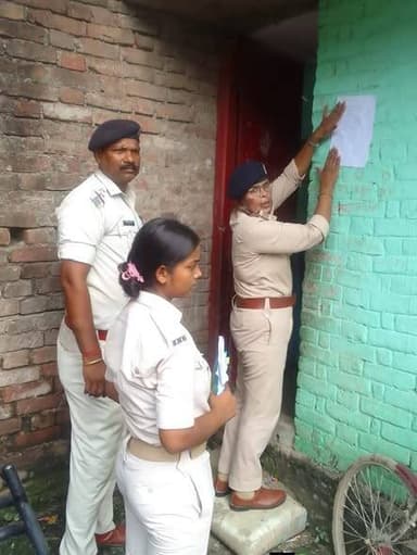 SC/ST थाना कांड संख्या 33/26 के प्राथमिकी अभियुक्त विजय यादव पिता सुरेंद्र यादव सा0 छतौना थाना हायाघाट जिला दरभंगा के घर का विधिवत इश्तिहार तामिला किया गया।
SC/ST थाना द्वारा की गई कार्रवाई।
.
.
#BiharPolice #Darbhangapolice #HainTaiyaarHum Bihar Police Information & Public Relations Department, Government of Bihar Home Department, Govt. of Bihar मिथिला क्षेत्र पुलिस