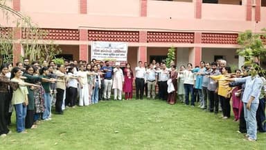🧘♂️🚭 एमएलआर आयुर्वेदिक कॉलेज में नशा मुक्ति एवं योग विषय पर संगोष्ठी आयोजित 🚭🧘♀️
चरखी दादरी:- शिव योगी
चरखी दादरी स्थित एमएलआर आयुर्वेदिक कॉलेज में आयुष विभाग द्वारा "नशा मुक्ति एवं योग" विषय पर एक दिवसीय संगोष्ठी एवं सेमिनार का आयोजन किया गया।
कार्यक्रम के दौरान संस्थान की प्राचार्या डॉ. अनीता यादव ने जिला आयुर्वेद अधिकारी डॉ. राकेश वशिष्ठ, डॉ. भूपेंद्र चांदवास एवं डॉ. रोबिन सिंह का पुष्पगुच्छ भेंट कर सम्मान किया।
जिला आयुर्वेद अधिकारी डॉ. राकेश वशिष्ठ ने विद्यार्थियों एवं स्टाफ सदस्यों को संबोधित करते हुए कहा कि योग स्वस्थ जीवन का आधार है तथा नशे से दूर रहकर ही युवा अपने जीवन में सफलता प्राप्त कर सकते हैं। उन्होंने युवाओं से योग को दैनिक जीवन का हिस्सा बनाने तथा नशामुक्त समाज के निर्माण में सक्रिय भूमिका निभाने का आह्वान किया।
संगोष्ठी में नशे के दुष्प्रभाव, स्वस्थ जीवनशैली एवं योग के महत्व पर विस्तार से चर्चा की गई। कार्यक्रम के समापन पर विद्यार्थियों, शिक्षकों एवं कर्मचारियों को नशा मुक्ति की शपथ दिलाई गई तथा नशामुक्त समाज के निर्माण का संकल्प कराया गया।
इस अवसर पर जिला योग कोऑर्डिनेटर डॉ. प्रमिल फौगाट, डॉ. भूपेंद्र चांदवास, डॉ. रोबिन सिंह, ब्रह्मानंद चिड़िया, सूर्य प्रकाश, डॉ. हितेश कुमार, डॉ. अनुजा, डॉ. कपिल, डॉ. ज्योति, डॉ. मोनिका सहित कॉलेज स्टाफ एवं बड़ी संख्या में विद्यार्थी उपस्थित रहे।
#NashaMukti #YogaForLife #InternationalYogaDay2026 #AyushDepartment #CharkhiDadri #HealthyLifestyle #DrugFreeIndia #YogaAwareness Badhra Kranti News बाढडा क्रांति न्यूज