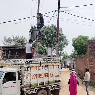 सुजानपुर बहुआ देहात में दूर हुआ अंधेरा, नया ट्रांसफार्मर लगने से ग्रामीणों को मिली राहत
ग्राम प्रधान हेमलता पटेल की सक्रियता लाई रंग, कई दिनों बाद बहाल हुई बिजली आपूर्ति
भीषण गर्मी में राहत की सांस, ग्रामीणों ने जताया आभार
✒️रिपोर्ट नागेंद्र पांडये
फतेहपुर जिले के बहुआ विकासखंड अंतर्गत सुजानपुर बहुआ देहात में कई दिनों से बिजली संकट झेल रहे ग्रामीणों को आखिरकार राहत मिल गई है। ट्रांसफार्मर जल जाने के कारण अंधेरे और भीषण गर्मी से जूझ रहे दर्जनों परिवारों के लिए शनिवार का दिन राहत भरा साबित हुआ। ग्रामीणों का कहना है कि ग्राम प्रधान एवं गुलाबी गैंग लोकतांत्रिक की अध्यक्ष हेमलता पटेल के लगातार प्रयासों के बाद नया ट्रांसफार्मर स्थापित किया गया, जिससे बिजली आपूर्ति पुनः बहाल हो सकी।
फतेहपुर जनपद के बहुआ ब्लॉक की ग्राम पंचायत सुजानपुर बहुआ देहात में बिजली व्यवस्था बहाल होने के बाद ग्रामीणों में खुशी का माहौल है। बताया जा रहा है कि कुछ दिन पूर्व गांव के एक मोहल्ले में स्थापित ट्रांसफार्मर में अचानक शॉर्ट सर्किट हो गया था, जिसके चलते ट्रांसफार्मर में आग लग गई और पूरा क्षेत्र अंधेरे में डूब गया।
प्रत्यक्षदर्शियों के अनुसार घटना के समय ट्रांसफार्मर से उठती लपटों को देखकर ग्रामीणों में अफरा-तफरी मच गई थी। मामले की सूचना मिलते ही ग्राम प्रधान हेमलता पटेल मौके पर पहुंचीं और बिजली विभाग के अधिकारियों से संपर्क कर तत्काल विद्युत आपूर्ति बंद करवाई, जिससे किसी बड़े हादसे की संभावना टल गई।
लगातार प्रयासों से मिला समाधान
ग्रामीणों के अनुसार ट्रांसफार्मर खराब होने के बाद कई दिनों तक पूरा मोहल्ला बिजली संकट से जूझता रहा। भीषण गर्मी और उमस के बीच लोगों को भारी परेशानियों का सामना करना पड़ा। इस दौरान ग्राम प्रधान हेमलता पटेल ने बिजली विभाग के अधिकारियों से लगातार संपर्क बनाए रखा और समस्या के शीघ्र समाधान के लिए प्रयास करती रहीं।
इन प्रयासों का परिणाम यह रहा कि विभाग ने जले हुए ट्रांसफार्मर को बदलकर नया ट्रांसफार्मर स्थापित कर दिया। इसके बाद विद्युत आपूर्ति शुरू होते ही लोगों ने राहत की सांस ली।
ग्रामीणों ने की सराहना
बिजली बहाल होने के बाद स्थानीय निवासियों ने ग्राम प्रधान के प्रयासों की सराहना की। ग्रामीणों का कहना है कि समय पर पहल न होती तो समस्या और लंबी खिंच सकती थी। बिजली आने के साथ ही घरों में रोशनी लौटी और गर्मी से परेशान लोगों को बड़ी राहत मिली।
गांवों में बुनियादी सुविधाओं की उपलब्धता स्थानीय प्रशासन और जनप्रतिनिधियों की सक्रियता पर भी निर्भर करती है। सुजानपुर बहुआ देहात का यह मामला बताता है कि त्वरित संवाद और समन्वय के माध्यम से जनसमस्याओं का समाधान अपेक्षाकृत कम समय में संभव है। फिलहाल बिजली आपूर्ति बहाल होने से ग्रामीणों के बीच संतोष का माहौल है।
ND NEWS की अपील
🔹 विद्युत उपकरणों और ट्रांसफार्मरों में किसी भी प्रकार की खराबी दिखने पर तत्काल बिजली विभाग को सूचना दें।
🔹 ग्रामीण क्षेत्रों में बिजली व्यवस्था को मजबूत बनाने के लिए नियमित निरीक्षण आवश्यक है।
🔹 जनप्रतिनिधि और विभागीय अधिकारी मिलकर जनता की समस्याओं का समयबद्ध समाधान सुनिश्चित करें।
🔹 बिजली से जुड़े हादसों से बचने के लिए सुरक्षा मानकों का पालन करें।
"जनसेवा का वास्तविक अर्थ समस्याओं के समाधान में सक्रिय भागीदारी है। जागरूक जनप्रतिनिधि और संवेदनशील प्रशासन ही विकास की मजबूत नींव हैं।"
👇👇
#NDNews
#दैनिकनिष्पक्षधारा
#FatehpurNews
#Bahua
#Sujanpur
#HemlataPatel
#ElectricityNews
#Transformer
#VillageDevelopment
#PublicService
#BreakingNews
#UPPCL
#RuralDevelopment
#GoodGovernance
👇👇👇👇
@dgpup
@RSSorg
@UPGovt
@wpl1090
@RSSgeet
@Uppolice
@MIB_India
@PMOIndia
@HMOIndia
@abmanglik
@VHPDigital
@igrangealld
@myogioffice
@InfoDeptUP
@dmfatehpur
@sdmsadarftp
@CMOfficeUP
@CMOUP_RC
@UPPRD1948
@ChiefSecyUP
@ChiefSecyUP
@MahantYogiG
@FatehpurSdm
@fatehpurpolice
@BajrangDalOrg
@112UttarPradesh
@myogiadityanath
@CommissionerPrg
@ADGZonPrayagraj
👇👇👇
🟥 ND NEWS | दैनिक निष्पक्ष धारा
मुख्य संपादक / संस्थापक: राजन सिंह हाड़ा
सह-संपादक: शालिनी सिंह भदौरिया
✒️ रिपोर्ट : सहयोगी शिवा गुप्ता के साथ जिला ब्यूरो अजय श्रीवास्तव
📍 कार्यालय-3: U158, हीरा स्वीट्स के पास, विकास मार्ग, लक्ष्मी नगर, पूर्वी दिल्ली, पिन कोड – 110092 (NCR)
📍 कार्यालय-2: विधानसभा रोड, बर्लिंगटन चौराहा, लखनऊ – 226001 (UP)
📍 कार्यालय-1: 1/1 अटल बिहारी चौराहा, नियर बर्मा चौराहा, फतेहपुर – 212601 (UP)
📅 दिनांक: 13 जून 2026
📆 दिन: शनिवार
📧 Email: ndnewschannel@gmail.com
📞 मोबाइल: 9696119696