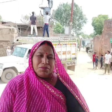 सुजानपुर बहुआ देहात में दूर हुआ अंधेरा, नया ट्रांसफार्मर लगने से ग्रामीणों को मिली राहत
ग्राम प्रधान हेमलता पटेल की सक्रियता लाई रंग, कई दिनों बाद बहाल हुई बिजली आपूर्ति
भीषण गर्मी में राहत की सांस, ग्रामीणों ने जताया आभार
✒️रिपोर्ट नागेंद्र पांडये
फतेहपुर जिले के बहुआ विकासखंड अंतर्गत सुजानपुर बहुआ देहात में कई दिनों से बिजली संकट झेल रहे ग्रामीणों को आखिरकार राहत मिल गई है। ट्रांसफार्मर जल जाने के कारण अंधेरे और भीषण गर्मी से जूझ रहे दर्जनों परिवारों के लिए शनिवार का दिन राहत भरा साबित हुआ। ग्रामीणों का कहना है कि ग्राम प्रधान एवं गुलाबी गैंग लोकतांत्रिक की अध्यक्ष हेमलता पटेल के लगातार प्रयासों के बाद नया ट्रांसफार्मर स्थापित किया गया, जिससे बिजली आपूर्ति पुनः बहाल हो सकी।
फतेहपुर जनपद के बहुआ ब्लॉक की ग्राम पंचायत सुजानपुर बहुआ देहात में बिजली व्यवस्था बहाल होने के बाद ग्रामीणों में खुशी का माहौल है। बताया जा रहा है कि कुछ दिन पूर्व गांव के एक मोहल्ले में स्थापित ट्रांसफार्मर में अचानक शॉर्ट सर्किट हो गया था, जिसके चलते ट्रांसफार्मर में आग लग गई और पूरा क्षेत्र अंधेरे में डूब गया।
प्रत्यक्षदर्शियों के अनुसार घटना के समय ट्रांसफार्मर से उठती लपटों को देखकर ग्रामीणों में अफरा-तफरी मच गई थी। मामले की सूचना मिलते ही ग्राम प्रधान हेमलता पटेल मौके पर पहुंचीं और बिजली विभाग के अधिकारियों से संपर्क कर तत्काल विद्युत आपूर्ति बंद करवाई, जिससे किसी बड़े हादसे की संभावना टल गई।
लगातार प्रयासों से मिला समाधान
ग्रामीणों के अनुसार ट्रांसफार्मर खराब होने के बाद कई दिनों तक पूरा मोहल्ला बिजली संकट से जूझता रहा। भीषण गर्मी और उमस के बीच लोगों को भारी परेशानियों का सामना करना पड़ा। इस दौरान ग्राम प्रधान हेमलता पटेल ने बिजली विभाग के अधिकारियों से लगातार संपर्क बनाए रखा और समस्या के शीघ्र समाधान के लिए प्रयास करती रहीं।
इन प्रयासों का परिणाम यह रहा कि विभाग ने जले हुए ट्रांसफार्मर को बदलकर नया ट्रांसफार्मर स्थापित कर दिया। इसके बाद विद्युत आपूर्ति शुरू होते ही लोगों ने राहत की सांस ली।
ग्रामीणों ने की सराहना
बिजली बहाल होने के बाद स्थानीय निवासियों ने ग्राम प्रधान के प्रयासों की सराहना की। ग्रामीणों का कहना है कि समय पर पहल न होती तो समस्या और लंबी खिंच सकती थी। बिजली आने के साथ ही घरों में रोशनी लौटी और गर्मी से परेशान लोगों को बड़ी राहत मिली।
गांवों में बुनियादी सुविधाओं की उपलब्धता स्थानीय प्रशासन और जनप्रतिनिधियों की सक्रियता पर भी निर्भर करती है। सुजानपुर बहुआ देहात का यह मामला बताता है कि त्वरित संवाद और समन्वय के माध्यम से जनसमस्याओं का समाधान अपेक्षाकृत कम समय में संभव है। फिलहाल बिजली आपूर्ति बहाल होने से ग्रामीणों के बीच संतोष का माहौल है।
ND NEWS की अपील
🔹 विद्युत उपकरणों और ट्रांसफार्मरों में किसी भी प्रकार की खराबी दिखने पर तत्काल बिजली विभाग को सूचना दें।
🔹 ग्रामीण क्षेत्रों में बिजली व्यवस्था को मजबूत बनाने के लिए नियमित निरीक्षण आवश्यक है।
🔹 जनप्रतिनिधि और विभागीय अधिकारी मिलकर जनता की समस्याओं का समयबद्ध समाधान सुनिश्चित करें।
🔹 बिजली से जुड़े हादसों से बचने के लिए सुरक्षा मानकों का पालन करें।
"जनसेवा का वास्तविक अर्थ समस्याओं के समाधान में सक्रिय भागीदारी है। जागरूक जनप्रतिनिधि और संवेदनशील प्रशासन ही विकास की मजबूत नींव हैं।"
👇👇
#NDNews
#दैनिकनिष्पक्षधारा
#FatehpurNews
#Bahua
#Sujanpur
#HemlataPatel
#ElectricityNews
#Transformer
#VillageDevelopment
#PublicService
#BreakingNews
#UPPCL
#RuralDevelopment
#GoodGovernance
👇👇👇👇
@dgpup
@RSSorg
@UPGovt
@wpl1090
@RSSgeet
@Uppolice
@MIB_India
@PMOIndia
@HMOIndia
@abmanglik
@VHPDigital
@igrangealld
@myogioffice
@InfoDeptUP
@dmfatehpur
@sdmsadarftp
@CMOfficeUP
@CMOUP_RC
@UPPRD1948
@ChiefSecyUP
@ChiefSecyUP
@MahantYogiG
@FatehpurSdm
@fatehpurpolice
@BajrangDalOrg
@112UttarPradesh
@myogiadityanath
@CommissionerPrg
@ADGZonPrayagraj
👇👇👇
🟥 ND NEWS | दैनिक निष्पक्ष धारा
मुख्य संपादक / संस्थापक: राजन सिंह हाड़ा
सह-संपादक: शालिनी सिंह भदौरिया
✒️ रिपोर्ट : सहयोगी शिवा गुप्ता के साथ जिला ब्यूरो अजय श्रीवास्तव
📍 कार्यालय-3: U158, हीरा स्वीट्स के पास, विकास मार्ग, लक्ष्मी नगर, पूर्वी दिल्ली, पिन कोड – 110092 (NCR)
📍 कार्यालय-2: विधानसभा रोड, बर्लिंगटन चौराहा, लखनऊ – 226001 (UP)
📍 कार्यालय-1: 1/1 अटल बिहारी चौराहा, नियर बर्मा चौराहा, फतेहपुर – 212601 (UP)
📅 दिनांक: 13 जून 2026
📆 दिन: शनिवार
📧 Email: ndnewschannel@gmail.com
📞 मोबाइल: 9696119696