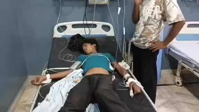 #फर्रुखाबाद में बिजली विभाग की लापरवाही का शिकार हुआ 15 साल का मासूम!
गांव रैगाई में महीनों से ज़मीन के करीब झूल रही 11,000 वोल्ट की हाई-टेंशन लाइन ने अकमल (15) को अपनी चपेट में ले लिया। आंख-नाक पर तार गिरने से बुरी तरह झुलसा, हालत गंभीर। ग्रामीणों का आरोप—कई बार शिकायत की, 3-4 पहले हादसे हो चुके, फिर भी विभाग सोता रहा। हादसे के बाद भी बिजली बंद नहीं की गई। अब न्याय और मुआवज़े की मांग।
#FarrukhabadPowerTragedy
#11KVLineKillsChildhood
#BijliVibhagLaparwahi
#JusticeForAkmal
#MautKiJhultiLine
#Farrukhabad
#UttarPradesh
#PowerDepartmentFail
#NoMoreAccidents
#VillageVoice
#AkmalFightsForLife
#ElectricityLethalLaziness
- #JusticeForAkmal —
- #BijliVibhagLaparwahi —
- #11KVLineKillsChildhood
