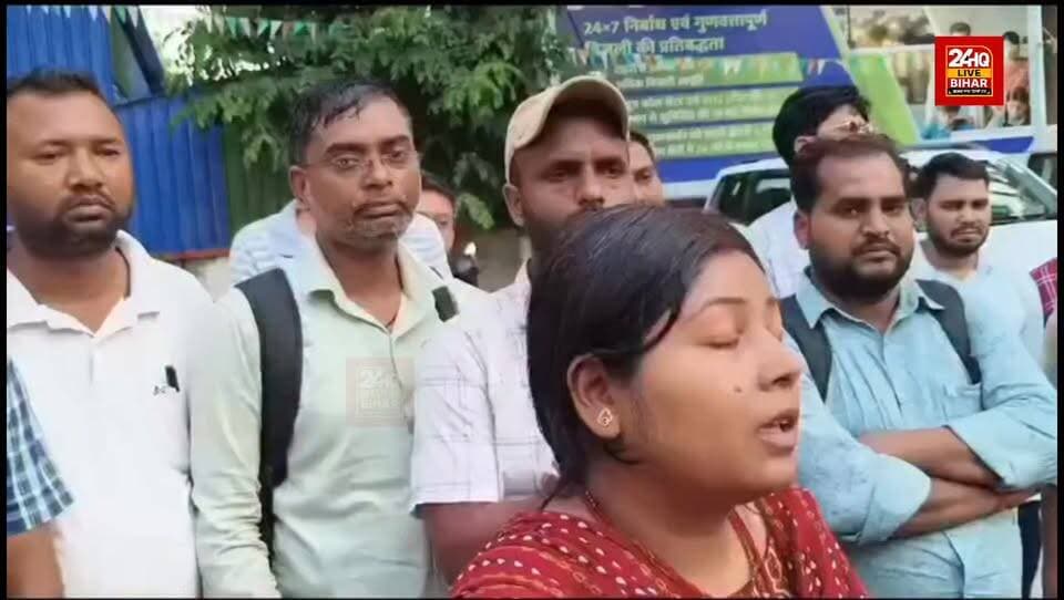 नवादा में 15 हजार रुपये रिश्वत लेते हुए एक राजस्व कर्मचारी की गिरफ्तारी के बाद मामला चर्चा का विषय बन गया है। आरोपी कर्मचारी की पत्नी का दावा है कि उनके पति को जबरन रुपये देकर फंसाया गया है।
पत्नी ने मामले की निष्पक्ष जांच की मांग करते हुए आवेदक और आरोपी राजस्व कर्मचारी के बीच हुई बातचीत की कॉल डिटेल तथा घटनास्थल के सीसीटीवी फुटेज की जांच कराने की मांग की है। अब सभी की नजर जांच पर टिकी है कि आखिर सच्चाई क्या है।
#Nawada #NawadaNews #BiharNews #RevenueEmployee #BriberyCase #BreakingNews #ViralNews #BiharUpdate #CrimeNews #NewsUpdate #24HQLiveBihar #NawadaPolice