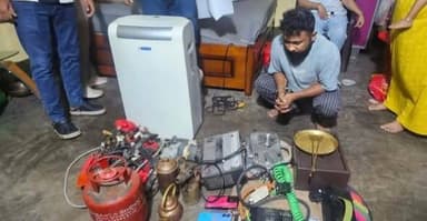 শিলচরে শিবমন্দিরে চুরির ঘটনার সূত্রে গ্রেফতার -২
শিলচর শহরে চুরির ঘটনার তদন্তে গুরুত্বপূর্ণ সাফল্য পেল শিলচর পুলিশ। মেহেরপুর এলাকার একটি শিব মন্দিরে চুরির ঘটনার সূত্র ধরে দুই চুরির অভিযোগে দূইজনকে গ্রেফতার করেছে পুলিশ।ধৃতরা হল ঘুঙ্গুর এলাকার বাসিন্দা আব্দুল বাসিত ওরফে কিয়াম (৩৭) এবং রংপুর শান্তিপাড়ার অভিজিৎ দাস ওরফে গান্ধী (২১)। পুলিশ সূত্রে জানা গেছে, স্কুটিতে করে যাওয়ার সময় মেহেরপুর এলাকায় অভিযান চালিয়ে তাদের আটক করা হয়।
তল্লাশিতে তাদের কাছ থেকে নগদ ২০ হাজার টাকা, চুরির কাজে ব্যবহৃত চারটি প্লাস, একটি শেকল, কয়েকটি রেঞ্চ, স্ক্রু-ড্রাইভার এবং দুটি ভোজালি উদ্ধার করা হয়েছে।