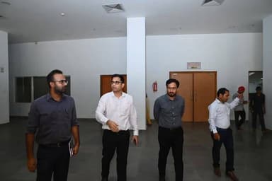 महात्मा गांधी सभागार के भूतल पर पुस्तकालय एवं पठन कक्ष का निर्माण कार्य
पूर्वी चम्पारण जिले के बौद्धिक एवं सांस्कृतिक विकास को और अधिक सुदृढ़ करने की दिशा में एक महत्वपूर्ण कदम उठाया जा रहा है। महात्मा गांधी सभागार के भूतल पर एक आधुनिक पुस्तकालय का निर्माण कार्य प्रारंभ किया जा रहा है। यह पहल जिले के छात्रों, शोधार्थियों, साहित्यप्रेमियों एवं आम नागरिकों को एक सुगम और समृद्ध अध्ययन स्थल उपलब्ध कराने के उद्देश्य से की जा रही है।
महात्मा गांधी सभागार, जो पहले से ही जिले की सांस्कृतिक एवं सामाजिक गतिविधियों का केंद्र रहा है, अब ज्ञान और अध्ययन का भी एक सुलभ केंद्र बनेगा। भूतल पर प्रस्तावित पुस्तकालय की स्थिति इसे नागरिकों के लिए आसानी से सुलभ बनाती है, जिससे समाज के प्रत्येक वर्ग के लोग, विद्यार्थी, प्रतिस्पर्धी परीक्षाओं की तैयारी करने वाले युवा एवं नागरिक — इस सुविधा का लाभ उठा सकेंगे।
Information & Public Relations Department, Government of Bihar