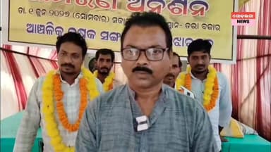 ଡଭା ସୋସାଇଟିରେ 514 ଜଣଙ୍କ ଚାଷୀଙ୍କ ଟୋକନ ଆଦୌ ନ ଆସିବାରୁ ଆଞ୍ଚଳିକ କୃଷକ ସଂଗଠନ ତରଫରୁ 13 ଦିନର ଅହୋରାତ୍ର ଆମରଣ ଅନଶନରେ ବସିଥିଲେ। ପଦ୍ମପୁର ଉପଜିଲ୍ଲାପାଳ ହେମସାଗର ଭୋଇ, ARCS ଏବଂ ACSO ଆସି ଆନ୍ଦୋଳନ କାରୀଙ୍କ ସହିତ ଆଲୋଚନା କରିଥିଲେ। ଟୋକନ ପାଇବାରୁ ବଞ୍ଚିତ ଥିବା 68 ଜଣ ଚାଷୀଙ୍କ ଟୋକନ ଆସିଅଛି ଏବଂ ଧୀରେଧୀରେ ସମସ୍ତ ପଞ୍ଜିକୃତ ଚାଷୀଙ୍କ ଟୋକନ ଆସିବ ଓ ସମସ୍ତ ଚାଷୀ ସରକାରୀ ମୂଲ୍ୟରେ ଧାନ ବିକ୍ରି କରିପାରିବେ,କୌଣସି ଚାଷୀଙ୍କ କଟନୀ ଛଟଣୀ ହେବନାହିଁ ବୋଲି ନିର୍ଭର ପ୍ରତିଶୃତି ଦେଲା ପରେ ଚାଷୀମାନେ ଆନ୍ଦୋଳନରୁ ଉହୁରିଥିଲେ। ଯଦି ଚାଷୀମାନଙ୍କ ଧାନ ବିକ୍ରି ନ ହୁଏ ତାହାହେଲେ ପୁଣି ଆନ୍ଦୋଳନକୁ ଦୁର୍ବାର କରାଯିବ ବୋଲି ସଙ୍ଗଠନ ତରଫରୁ ଚେତାବନୀ ଦେଇଛନ୍ତି। ପ୍ରକାଶ ଥାଉକି ଝାରବନ୍ଧ ବ୍ଲକ ଜିଲ୍ଲା ମହକୁମାରୁ 140 ଦୂରରେ ଥିବା ଅବିକଶିତ ଆଦିବାସୀ ବହୁଳ ଏବଂ ଦାଦନ ପ୍ରବଣ ଅଞ୍ଚଳ ଅଟେ। ଏହି ବ୍ଲକରେ ବିଶେଷ ଭାବରେ ଜଳସେଚନ ସୁବିଧା ନାହିଁ ନିଜସ୍ୱ ବା ସରକାରଙ୍କ ତରଫରୁ ଗଭୀର ନଳକୂପ ଜରିଆରେ ଚାଷ ହେଉଅଛି। ବିଦ୍ୟୁତ ସାହାଯ୍ୟ ଜଳସେଚନ ଅତ୍ୟନ୍ତ ଖର୍ଚ୍ଚ ବହୁଳ ଓ ଶ୍ରମଭିତ୍ତିକ ଅଟେ। ଏଣୁ ଏହି ଅଞ୍ଚଳର ଚାଷୀମାନେ ସର୍ବନିମ୍ନ ସରକାରୀ ସୁବିଧା ପାଇବାରୁ ମଧ୍ୟ ବଞ୍ଚିତ ହୋଇଥାନ୍ତି। ଏଣୁ କଷ୍ଟ ଉପାର୍ଜିତ କୃଷିଜାୟ ଫସଲ ଧାନ ବିକ୍ରି ପାଇଁ ଅନେକ ଅସୁବିଧାର ସମ୍ମୁଖୀନ ହୋଇଥାନ୍ତି। ଚଳିତ ବର୍ଷ ରବିଋତୁରେ ଧାନବିକ୍ରି ପାଇଁ ପଞ୍ଜିକରଣ ହୋଇ ଟୋକନ ନ ଆସିବା ସେମାନଙ୍କ ପାଇଁ ଅଭିଶାପ ମନେହେଉଥିଲା। ଆଜି ଉପଜିଲ୍ଲାପାଳ ଆସି ଧାନ କିଣାର ଆଶ୍ୱାସନା ପରେ ଚାଷୀମାହଳରେ ଆନନ୍ଦର ଲହରୀ ଖେଳି ଯାଇଥିଲା। ଆନ୍ଦୋଳନ କାରୀମାନେ ବିଭିନ୍ନ ନାରା ଦେଇ ମୋଟର ସାଇକେଲ ଯୋଗେ ଡଭା ଗ୍ରାମ ପରିକ୍ରମା କରିଥିଲେ। ପରେ ସପ୍ତତାହିକି ବଜାର ପାଖରେ ଥିବା ବୀର ବଜରଙ୍ଗ ବଳି ମନ୍ଦିରରେ ପୂଜାର୍ଚନା କରି ବାଣ ଫୋଟଇ ପରସ୍ପର ମଧ୍ୟରେ ଆଲିଙ୍ଗନ କାରକରି ହୋଇ ମିଠା ବଣ୍ଟନ କରିଥିଲେ।ଆନ୍ଦୋଳନ କାରୀଙ୍କୁ ସହଯୋଗ କରୁଥିବା ସଂଯୁକ୍ତ କୃଷକର ରମେଶ ମହାପାତ୍ର, ଅଜିତ ଶତପଥୀ, ରବିଶଙ୍କର ପଧାନ, କିଶୋର ସାହୁ, ପ୍ରଭାତ ସାହୁ ଙ୍କ କହିବା ଅନୁସାରେ ଏହା ତାଙ୍କ ପାଇଁ ବିଜୟୀ ଅଟେ।