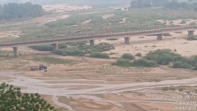 कोडरमा
सतगावां थाना क्षेत्र के टेहरो, मीरगंज, पोखरडीहा समेत कई घाटों से एनजीटी की रोक के बावजूद अवैध बालू उठाव जारी है। मरचोई और मीरगंज पुल के पिलरों के पास खनन से पुलों की सुरक्षा पर खतरा मंडरा रहा है। तेज रफ्तार बालू लदे ट्रैक्टरों से स्कूली बच्चे और ग्रामीण दहशत में हैं। लोगों ने प्रशासन से स्कूल समय में वाहनों पर रोक और पुलों के आसपास खनन बंद कराने की मांग की है।
#viralpost2025 #jharkhandupdates #KodermaNews #JharkhandNews #kodermapolice #jharkhandupdates #KodermaNews #koderma