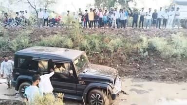 मोहनिया थाना क्षेत्र के तुलसीपुर के समीप अनियंत्रित होकर थार नहर में करीब दो घंटे कड़ी मशक्कत के बाद निकला बाहर...