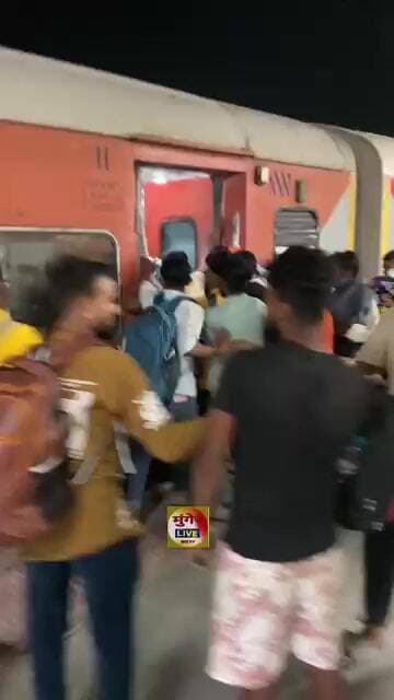 बिहार मध निषेध एग्जाम देने जाने के लिए ट्रेन पर चढ़ने को लेकर मारामारी देखिए