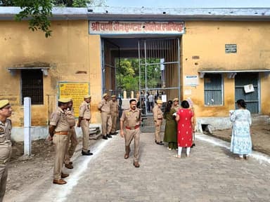 उ0प्र0 लोक सेवा आयोग द्वारा आयोजित प्रवक्ता राजकीय इण्टर कॉलेज (पुरुष/महिला) (प्रा0) परीक्षा-2025 के सकुशल, शांतिपूर्ण एवं निष्पक्ष आयोजन हेतु अपर पुलिस अधीक्षक, ललितपुर @kaloosingh द्वारा जनपद के समस्त परीक्षा केन्द्रों का भ्रमण कर सुरक्षा व्यवस्था, पुलिस ड्यूटी की चेकिंग की गई। परीक्षा केन्द्रों की सुरक्षा, यातायात व्यवस्था, अभ्यर्थियों की सुविधा तथा शान्ति एवं व्यवस्था बनाए रखने हेतु पुलिस बल को सतर्कता, अनुशासन एवं जिम्मेदारी के साथ ड्यूटी निर्वहन करने के निर्देश दिए गए।
#UPPolice
#LalitpurPolice
